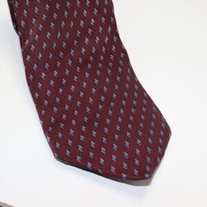 Bill Blass Burgundy Silk Necktie – Blue Diamond Pattern, 3.5" Wide